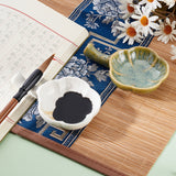 2Pcs 2 Colors Flower Shape Ceramics Ink Plate with Handle, Porcelain Brush Holder, for Calligraphy Lovers, Mixed Color, 7.3x10.5~10.9x2.3~2.4cm, 1pc/color